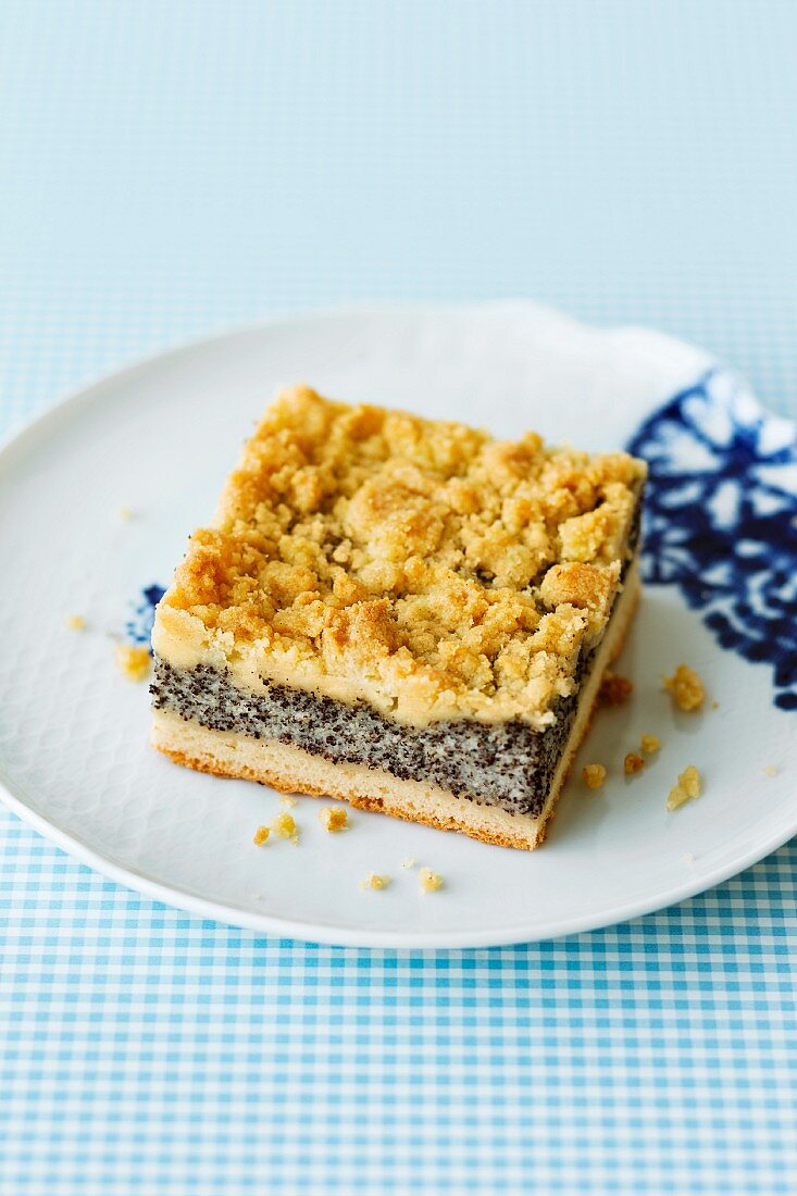 Ein Stück Mohn-Streuselkuchen auf Teller