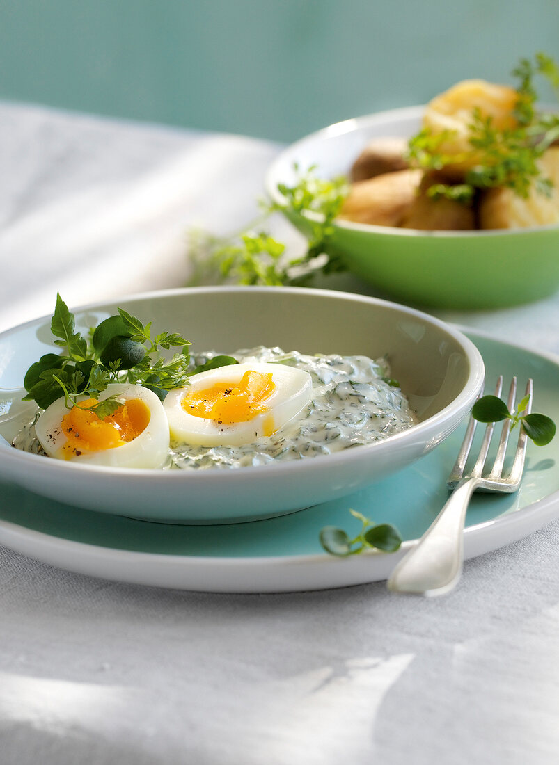 Landküche, Eier mit grüner Sauce und Kartoffeln