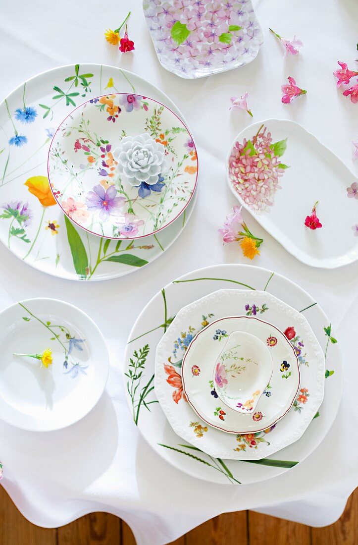 Crockery with various floral patterns (seen from above)