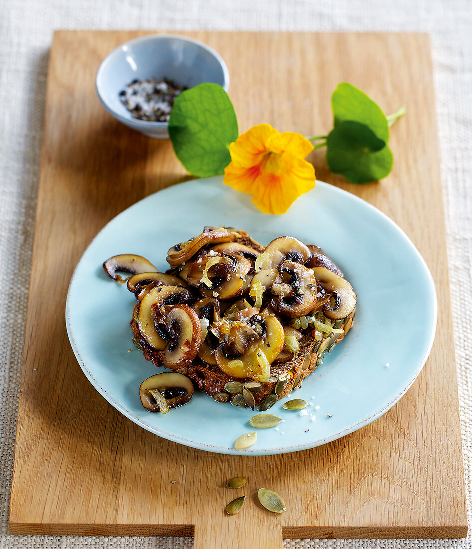 Lass los, belegtes Brot mit Champignons, Teller, Brett