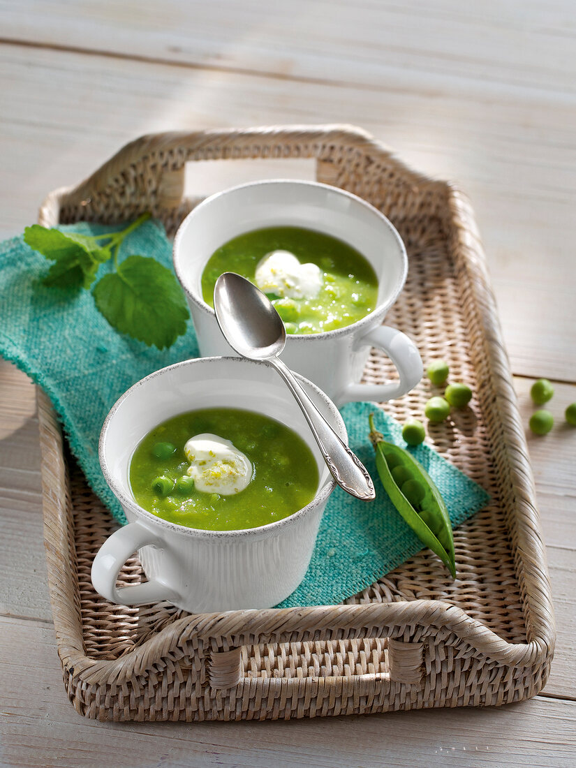 Landküche, Erbsensuppe mit Limetten-Creme-fraiche