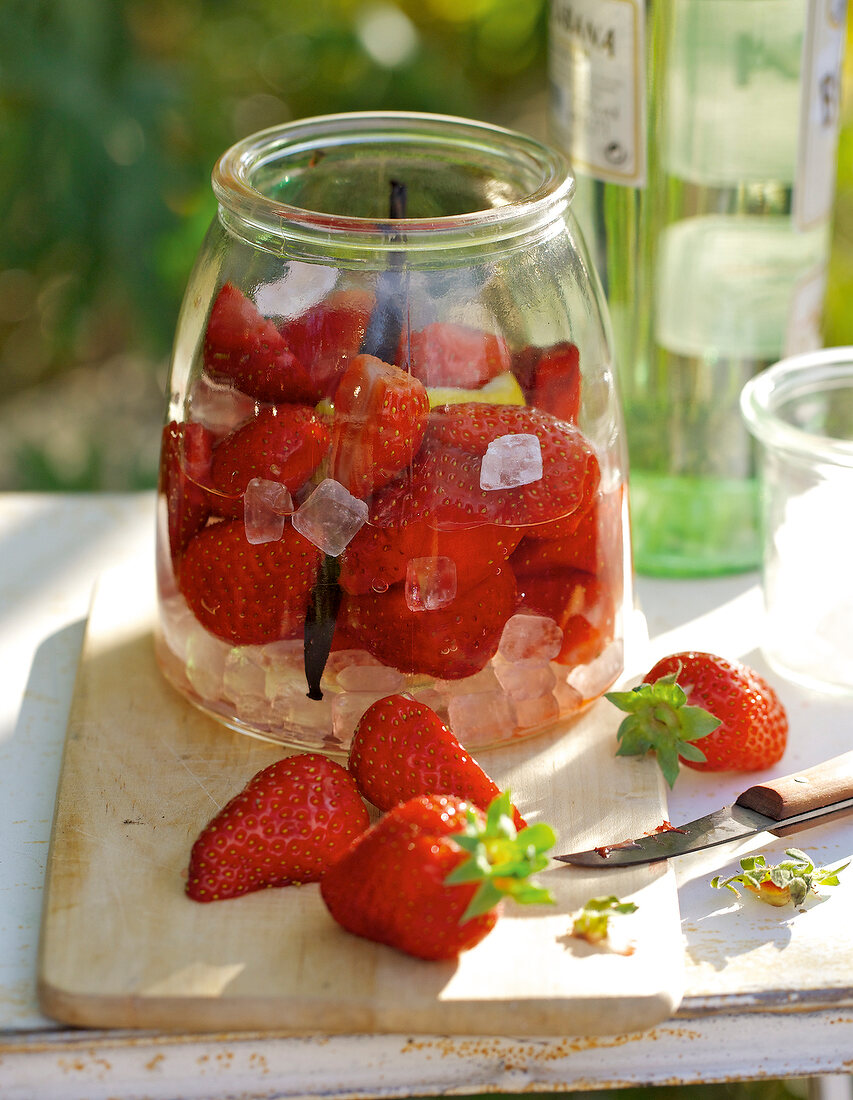 Landküche, Einmachglas mit Erdbeeren, Kandis, Zitrone und Rum