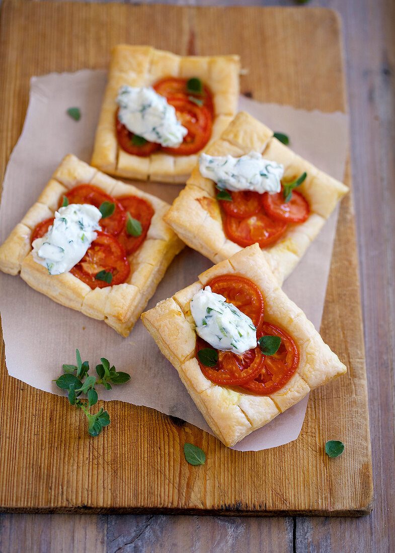 Landküche, Tomatenschnitten auf Rucolacreme