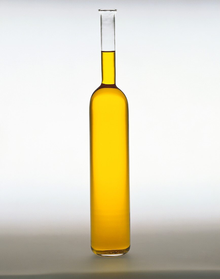 https://media02.stockfood.com/largepreviews/MzE5NDM5NQ==/00103045-Olive-Oil-in-tall-narrow-Glass-Bottle.jpg