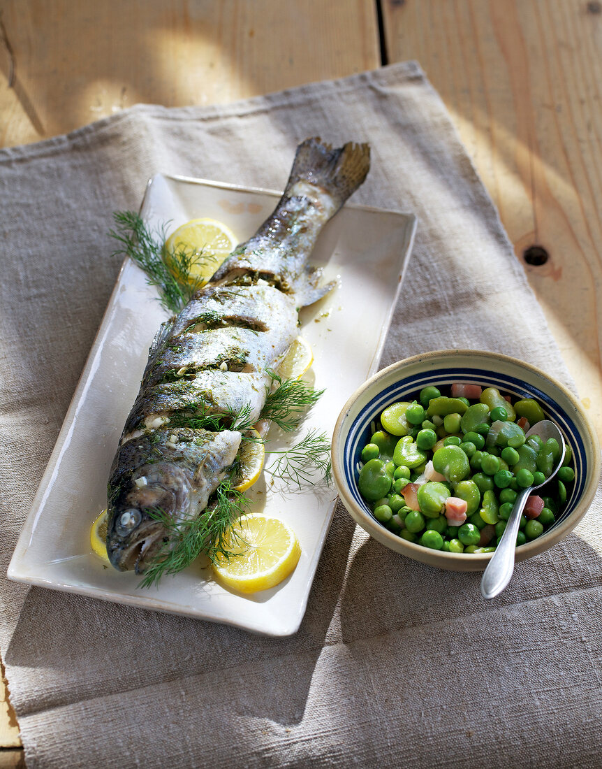 Landküche, Kräuterforellen mit Dicke-Bohnen-Erbsen-Gemüse