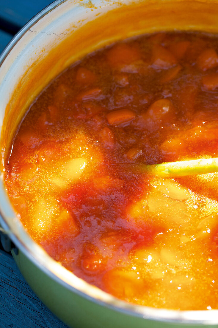 Landküche, eingekochte Aprikosen im Topf, Marmelade kochen