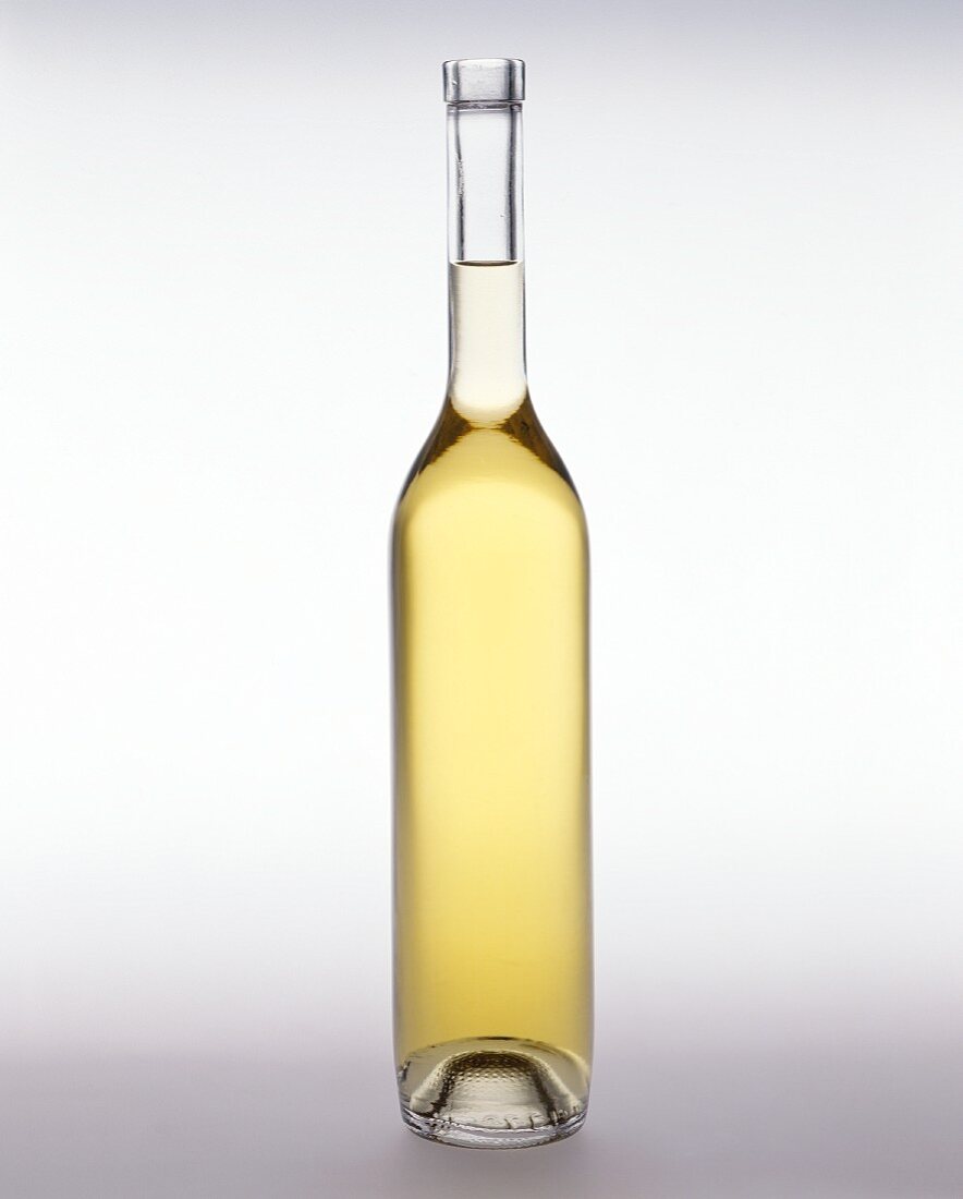 Olivenöl in langer schmaler Glasflasche