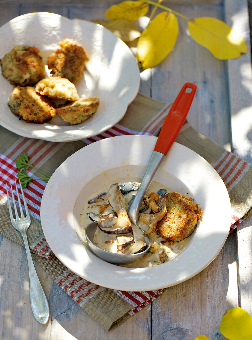 Landküche, Gebratene Speck- knödel mit Pilzragout