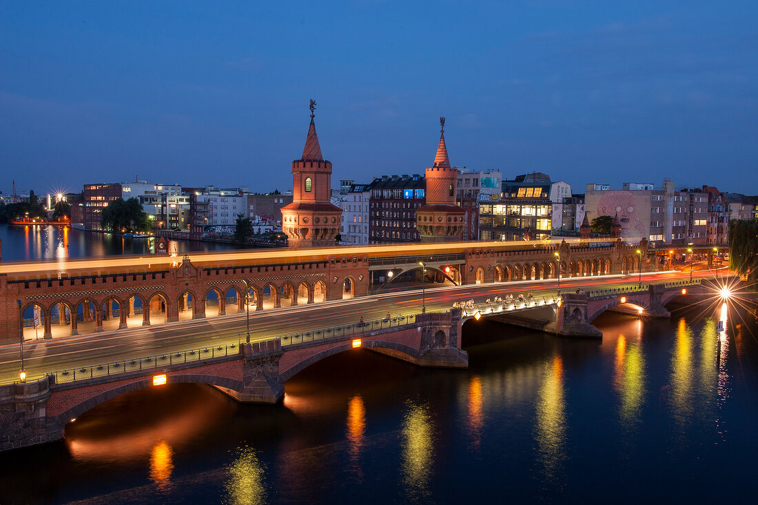 Night view of Oberbaum bridge on river Spree, Friedrichshain, Kreuzberg, Berlin, Germany