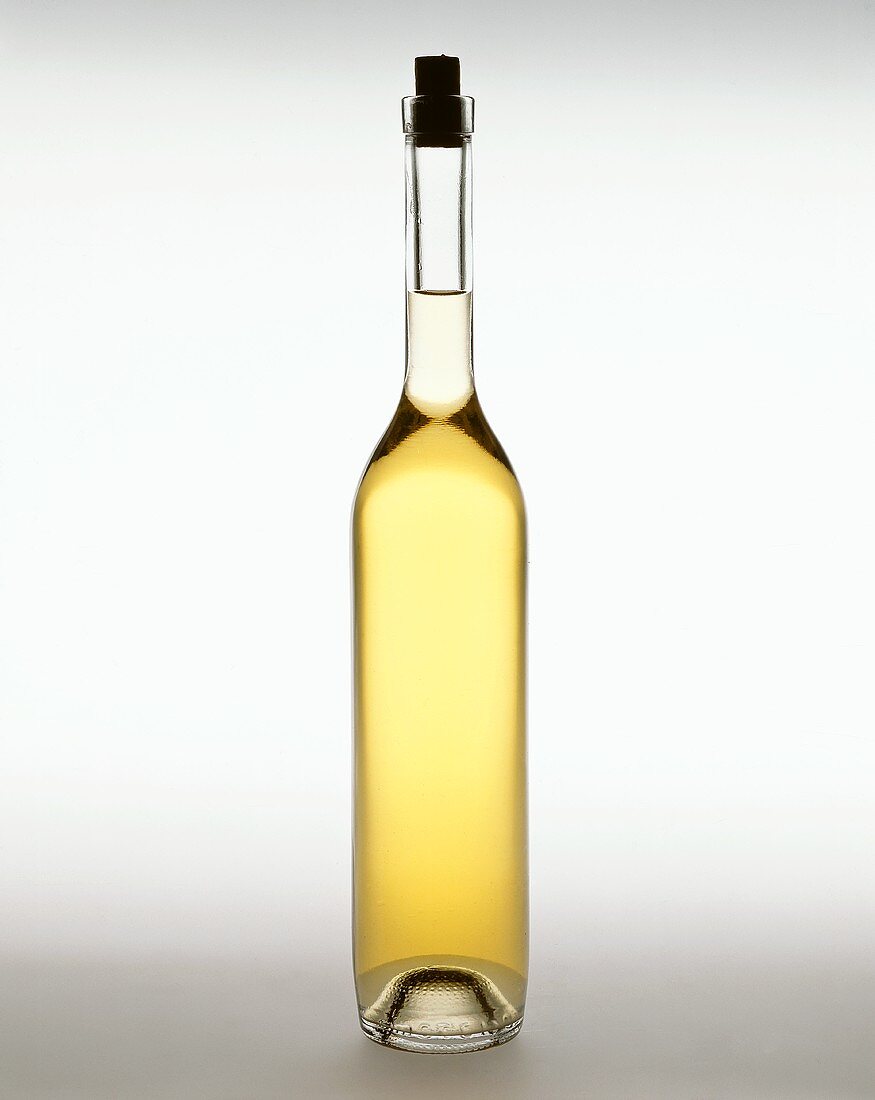 Olivenöl in langer schmaler Glasflasche