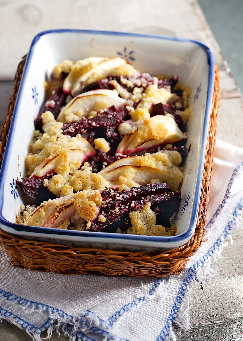 Landküche, Rote-Bete-Crumble mit Äpfeln