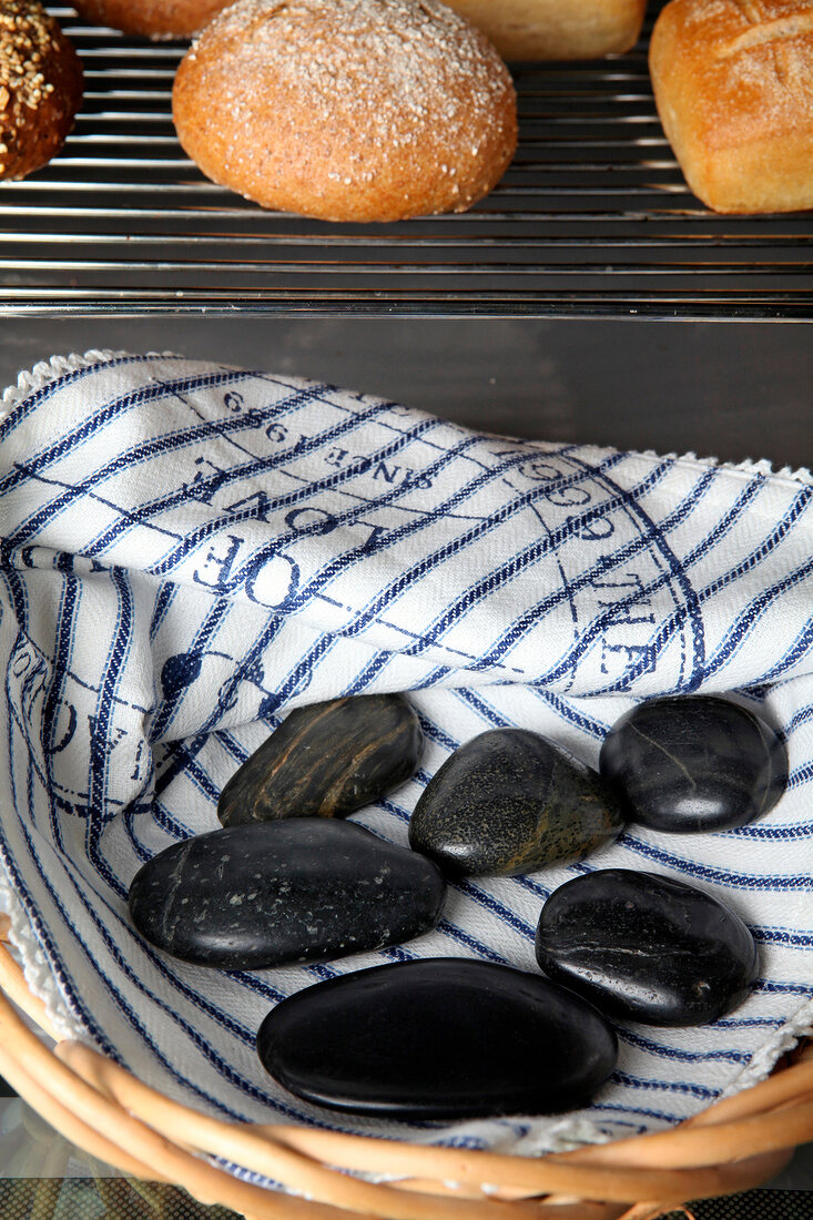 Brötchen im Ofen, Steine im Körbchen Step