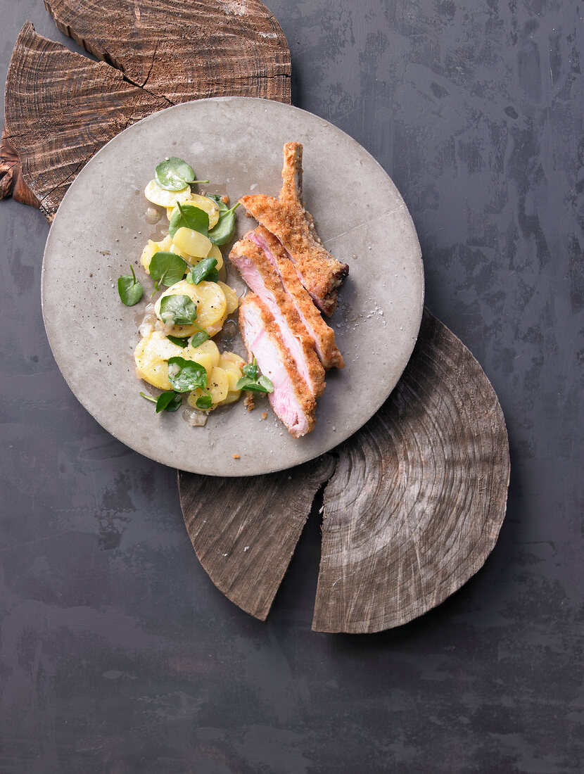 Kalbskotelett mit Brezelkruste und Kartoffel-Kresse-Salat, Holzscheiben