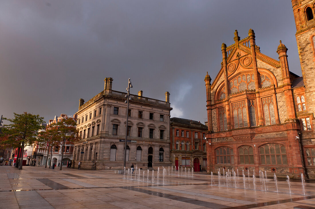 Irland: Stadt Londonderry, Blick auf Guildhall Square