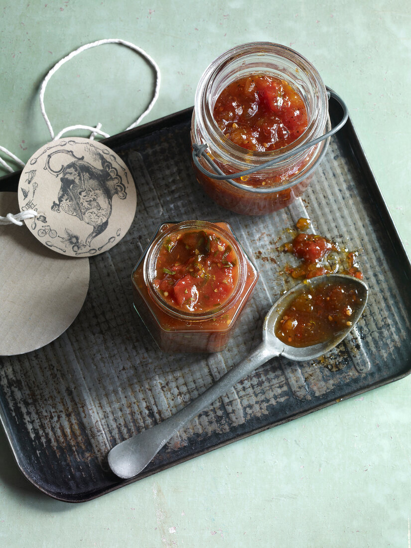 Marmelade, Tomatenkonfitüre mit Chili und Basilikum, von oben