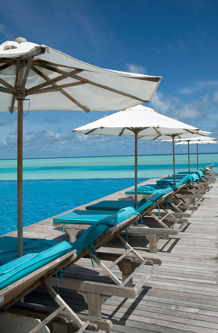 Sonnenschirm am Pool, Meerblick, Malediven, Insel Dhigufinolhu