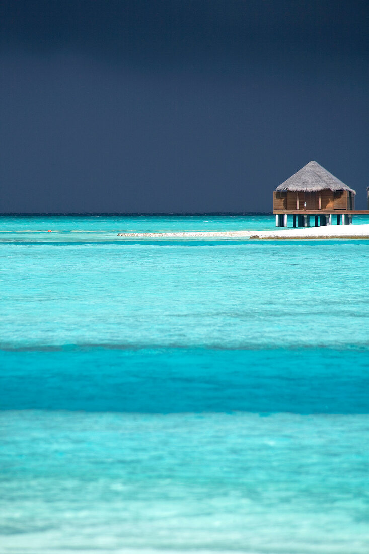 View of Veliganduhuraa island and bungalow on sea, Maldives