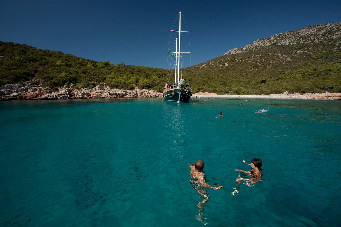 Türkei, Bodrum, Meer, Segelboot, Urlauber im Wasser