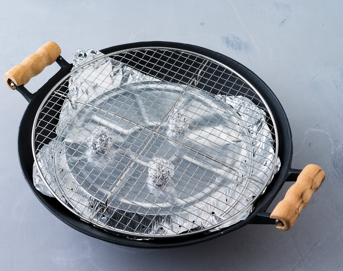 Grill and aluminium foil in wok