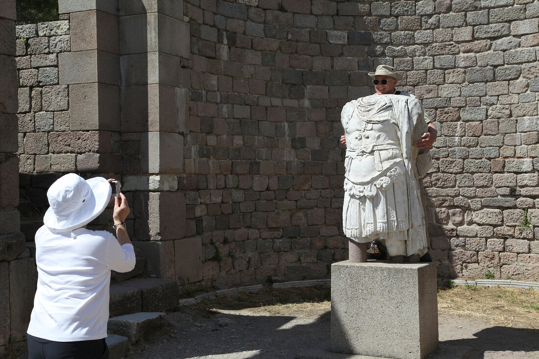 Türkei, Türkische Ägäis, Antike, Bergama, Ruine, Detail, Urlauber