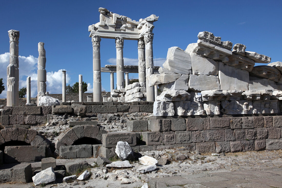 Türkei, Türkische Ägäis, Antike, Bergama, Ruine, Säulen