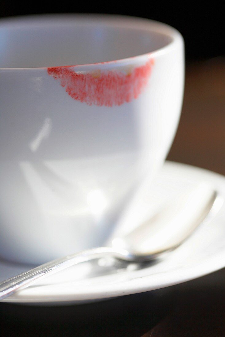 Lippenstiftabdruck auf Kaffeetasse (Nahaufnahme)