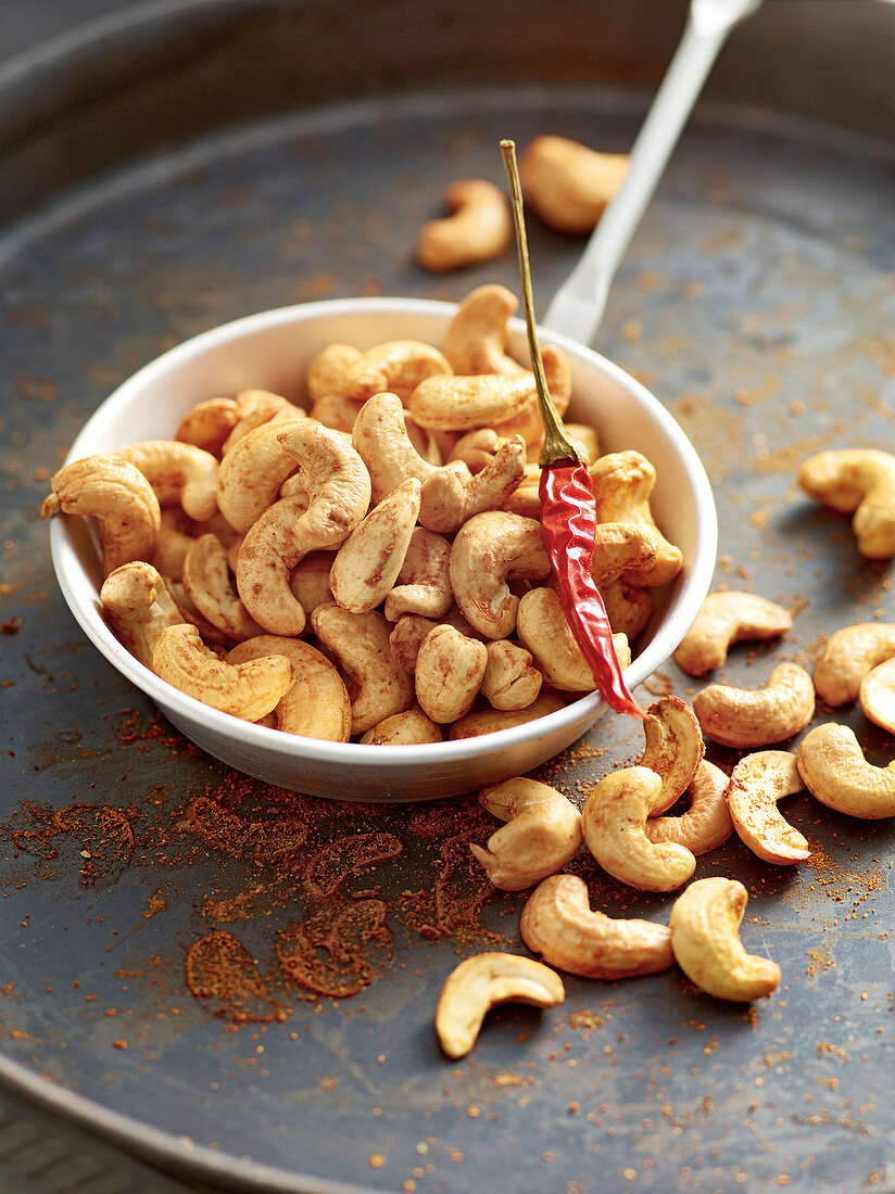 Stevia, eine Schale mit süßen Chili-Cashewkernen