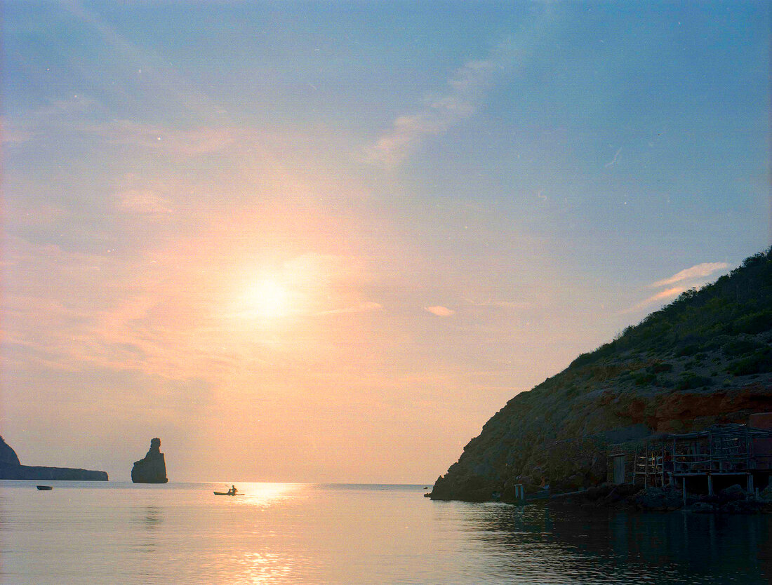 Insel Ibiza, Bucht, Sonnenuntergang, Felseninsel im Hintergrund