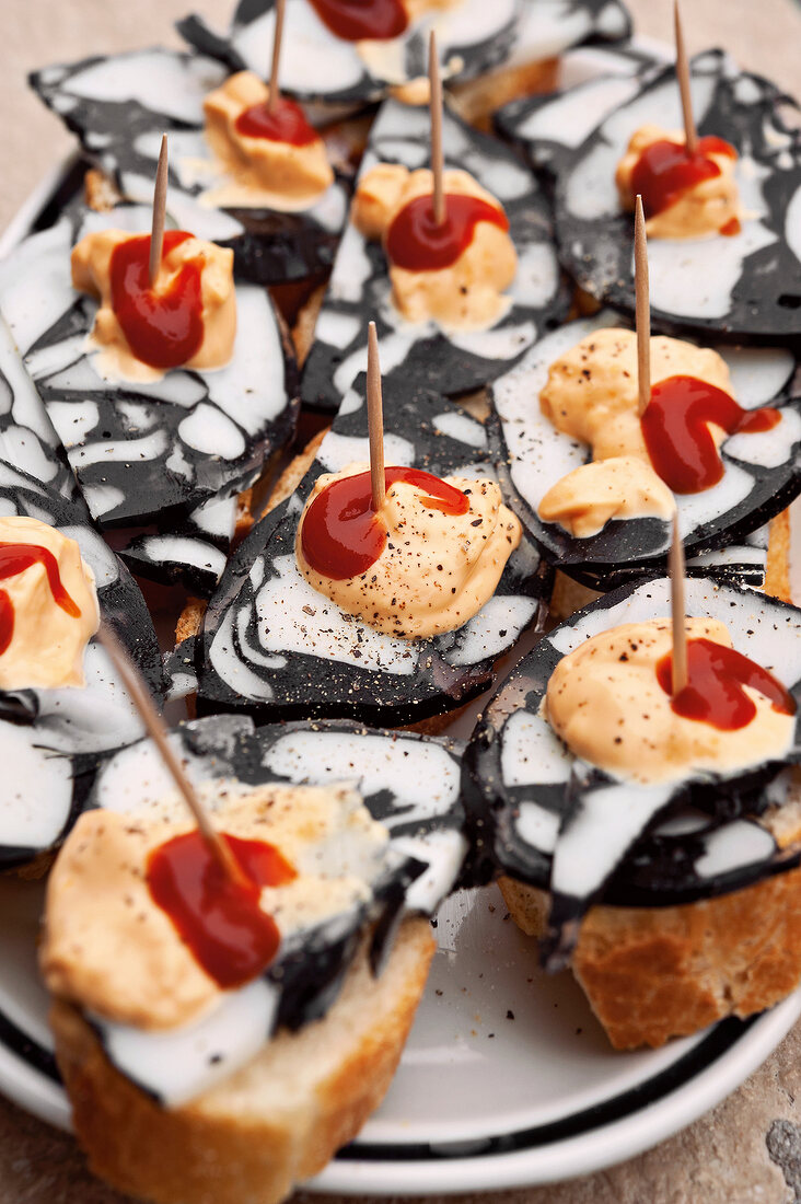 Brot mit Tintenfisch-Terrine, Mayo, Ketchup, Zahnstocher, Holzspieße