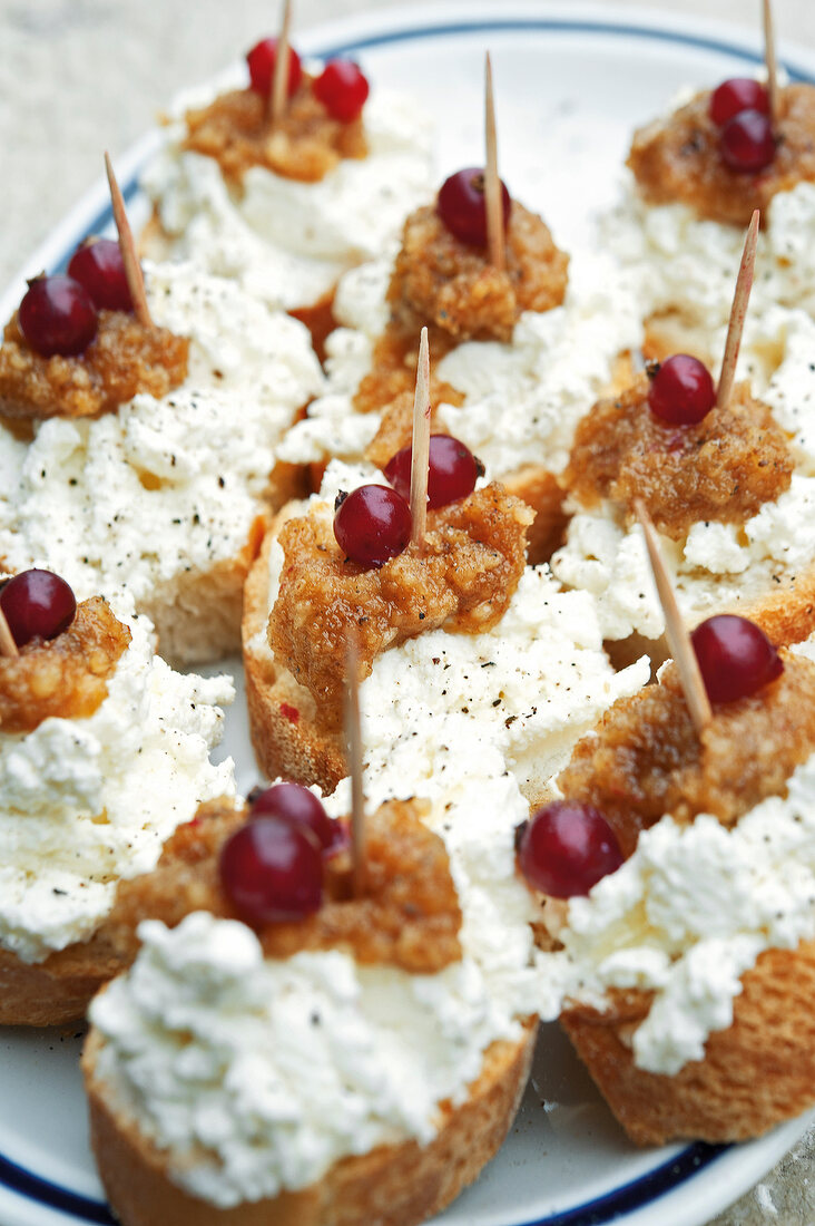 Käsehappen, Brot mit Frischkäse, Zahnstocher, Holzspieße, Beeren