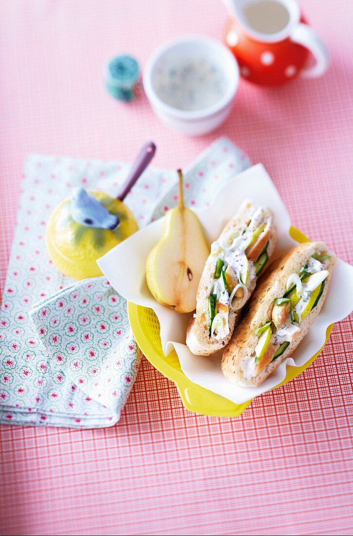 Pita bread filled with chicken, spring onions and pears