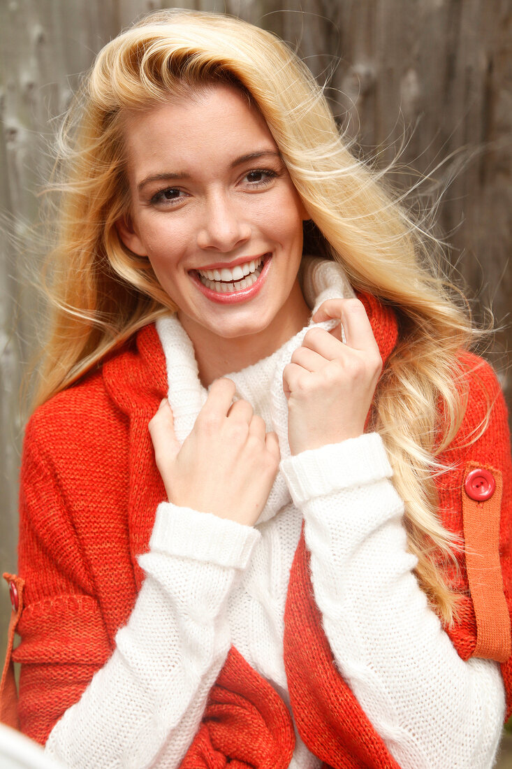 Frau, blonde lange Haare, lacht in die Kamera, Pulli weiß