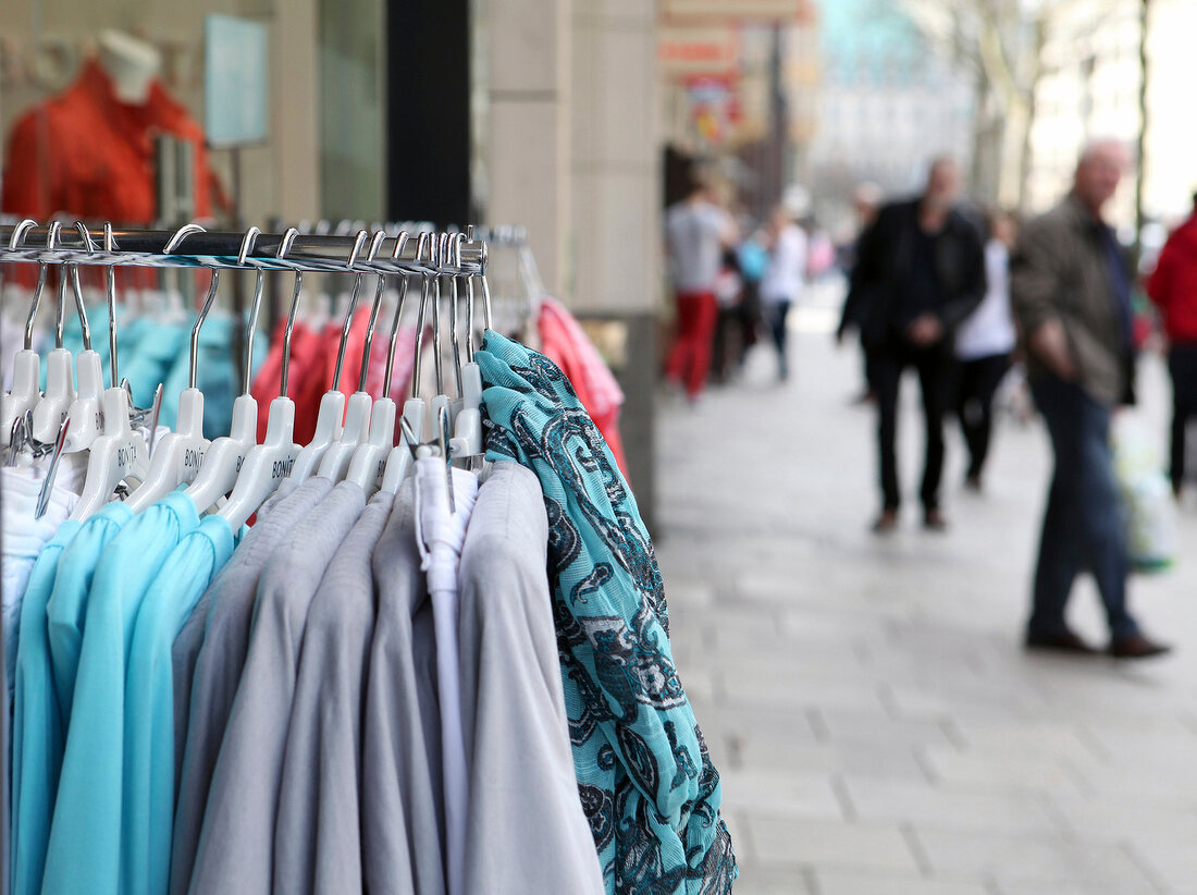 Kleiderständer vor einem Geschäft, Einkaufsstraße