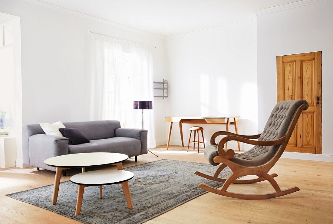 Schlichtes Wohnzimmer mit Sofa, Beistelltisch & Schaukelstuhl für Vorher-Nachher Gestaltung