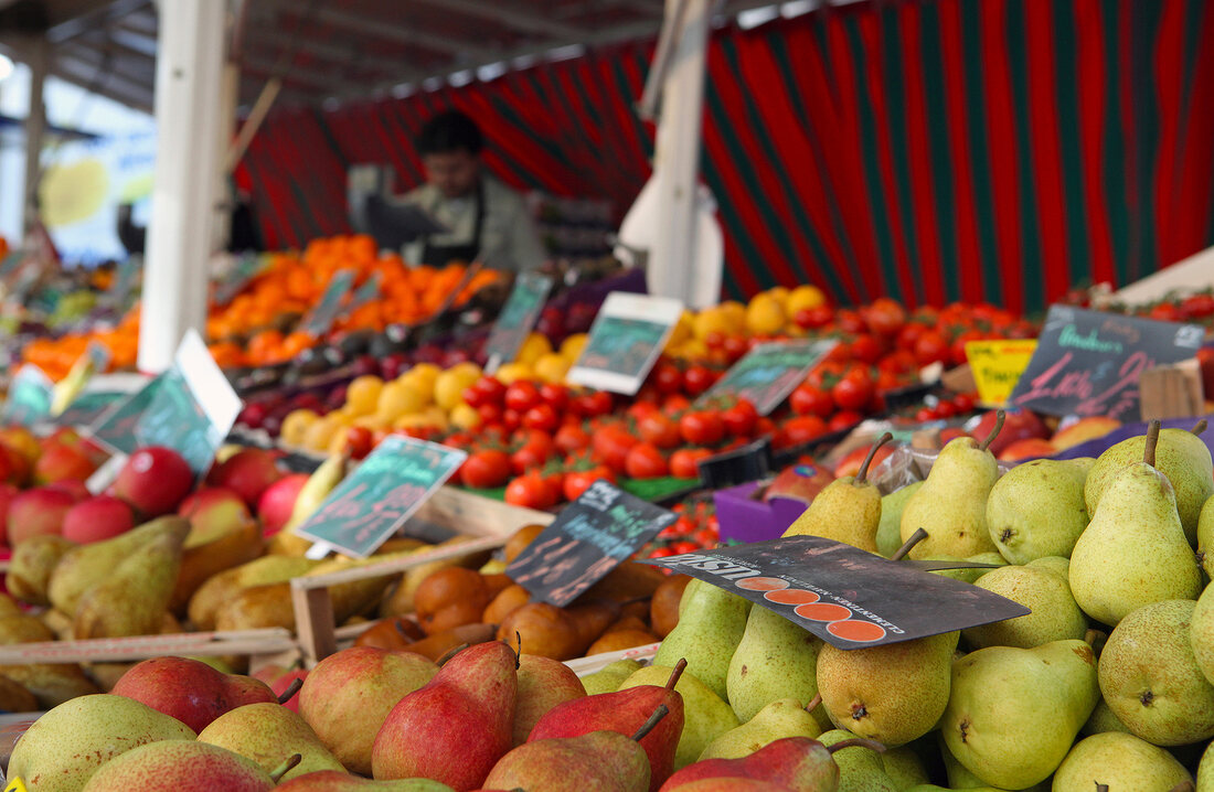 Marktstand mit Obst und Gemüse 