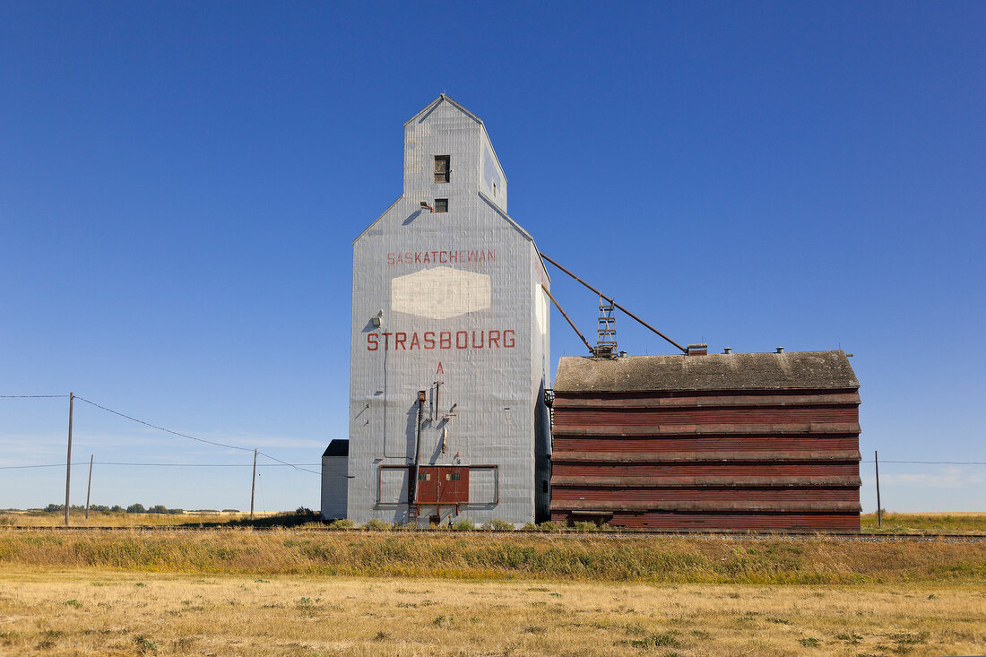 Kanada, Saskatchewan, Strasbourg, Speicher an Eisenbahnlinie