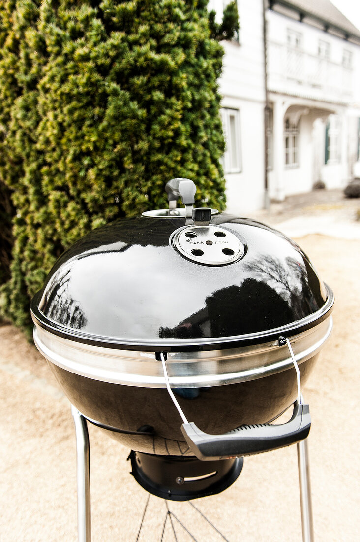 Kettle grill with lid cover