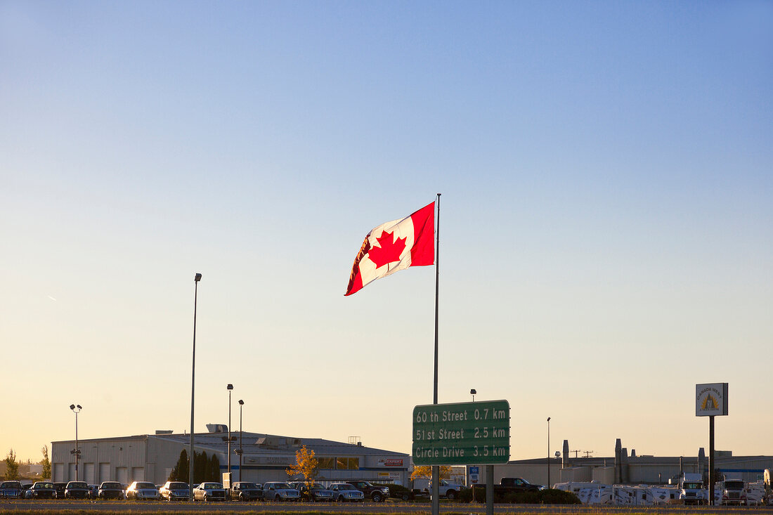 Kanada, Saskatchewan, kanadische Flagge, Straßenschild