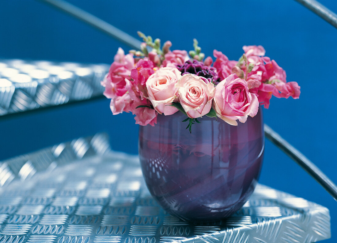 Vasenspaß, Blumenvase mit rosa Rosen, Blumenstrauß