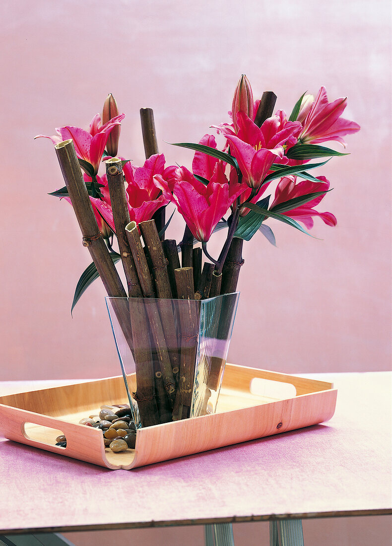 Vasenspaß, Lilies in pink stuck in Reynoutria stalks