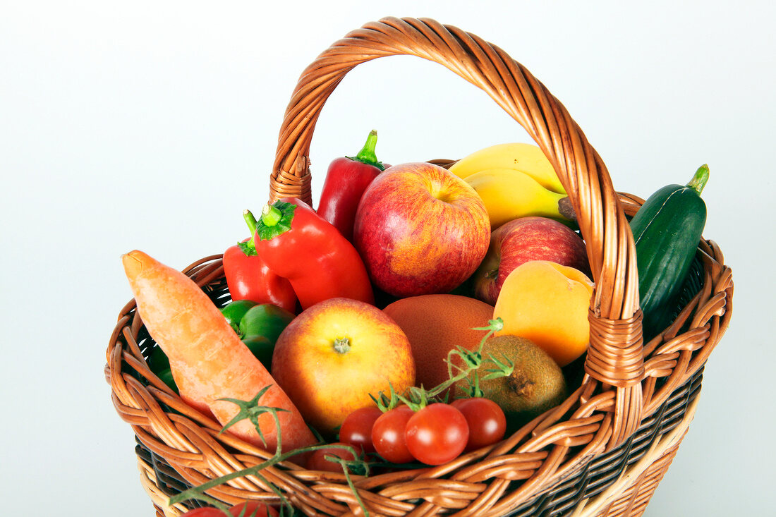 Obstkorb, gefüllter Bastkorb mit Obst und Gemüse