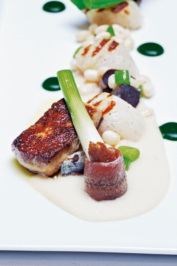 Jakobsmuscheln, Foie gras, Anchovis, Coco-Bohnen-Kernen, Lauch