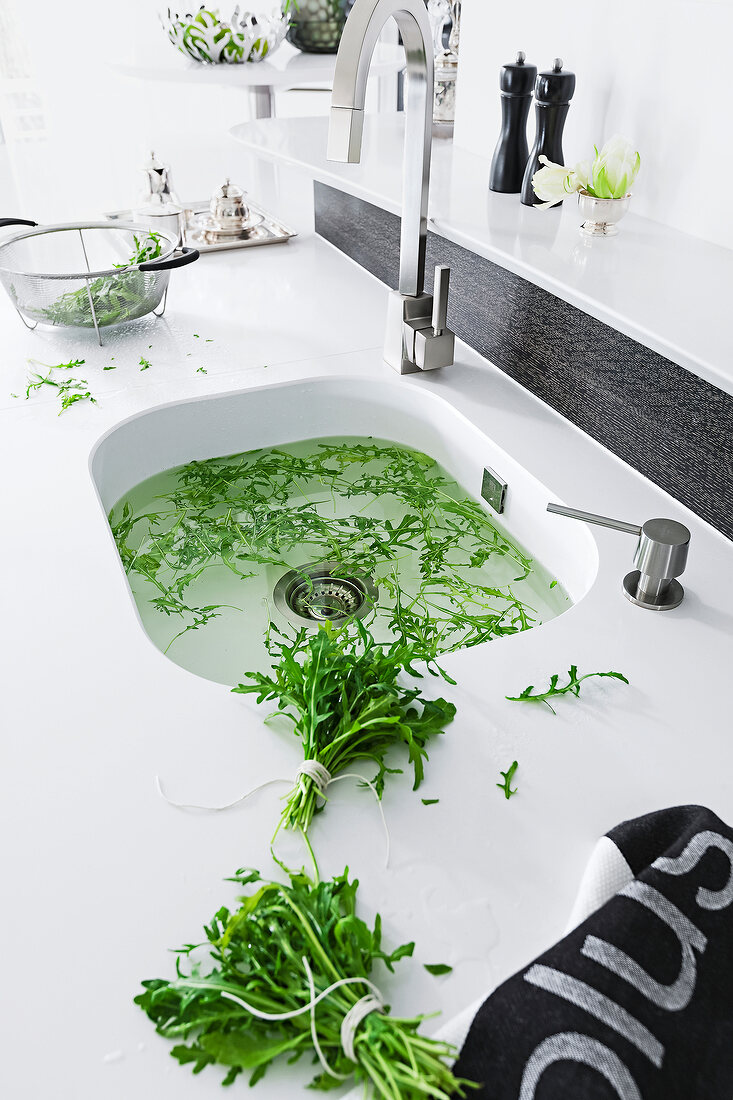 Küchenspüle, Wasser, Rucola, waschen putzen