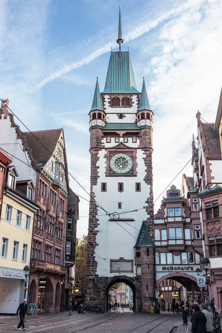 Freiburg, Gebäude und Martinstor, Froschperspektive