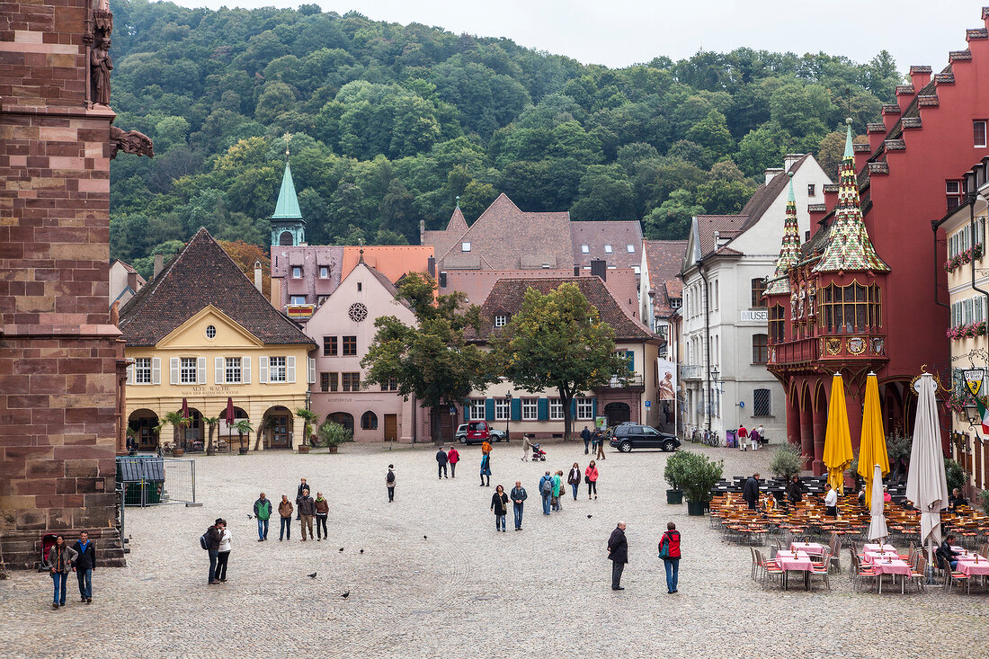 Freiburg, Münsterplatz mit dem Historischen Kaufhaus" rechts.