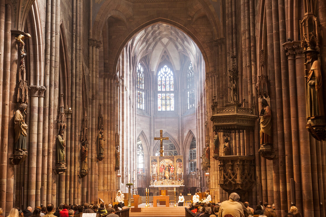 Freiburg, Münster, Apostelfiguren an den Langhauspfeilern.