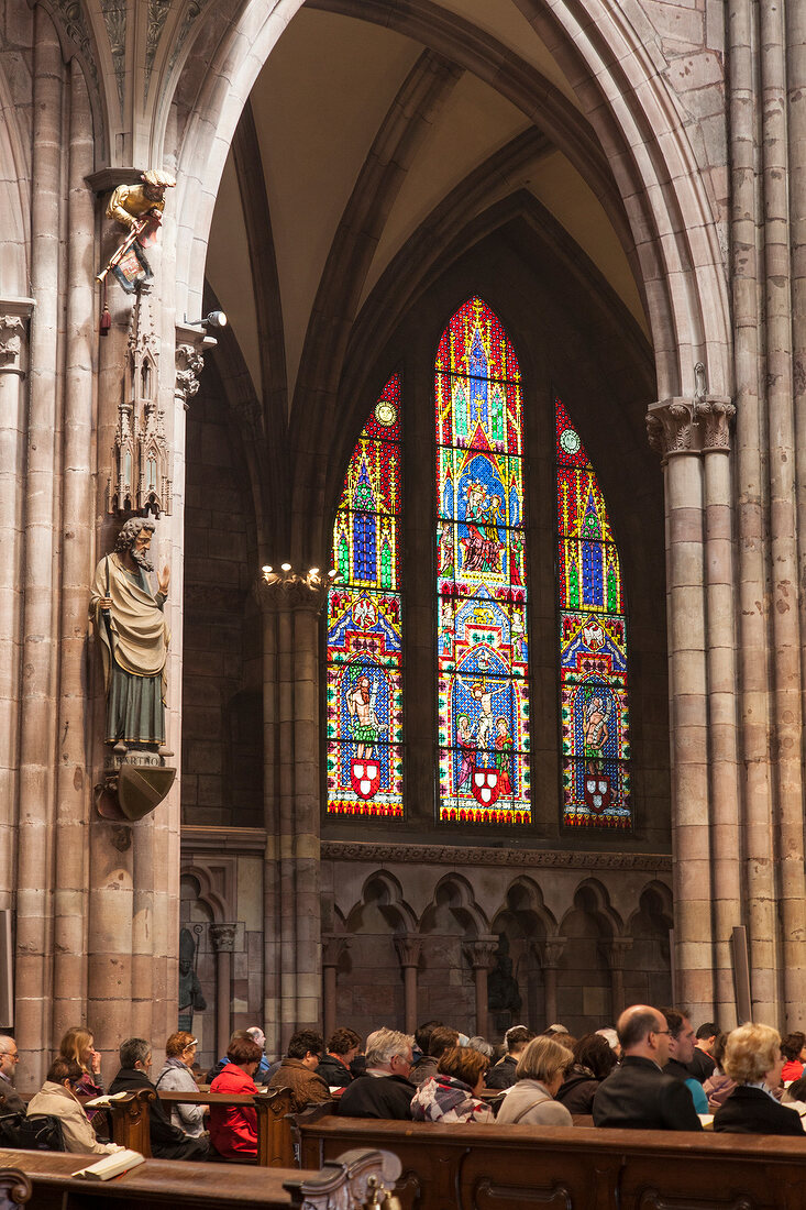 Freiburg, Münster, Apostelfiguren an den Langhauspfeilern.