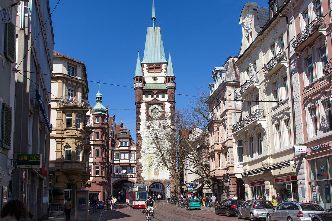 Freiburg, Gebäude und Martinstor, Froschperspektive