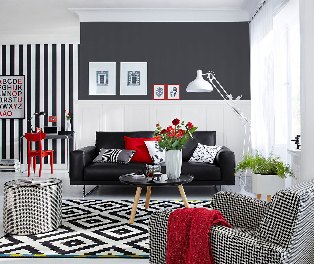 Kontrastreiches Wohnzimmer in rot, grau und weiß