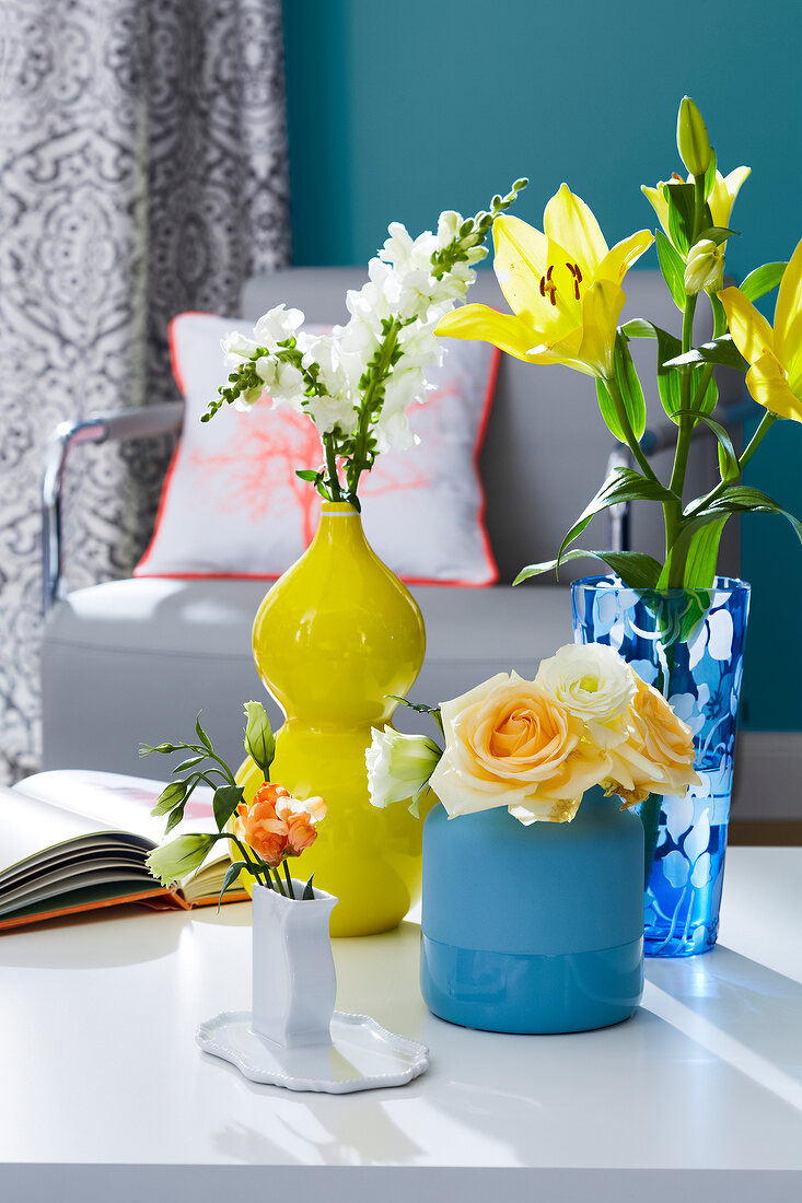 verschiedene Vasen mit gelben Blumen